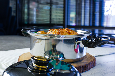 Limited Edition 4 Qt. (3.8L) Roaster with Cover