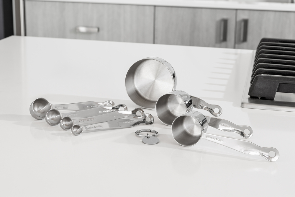 Ensemble de tous les jours : tasse à mesurer et cuillères