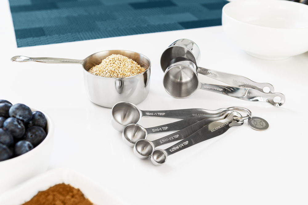 Ensemble de tous les jours : tasse à mesurer et cuillères
